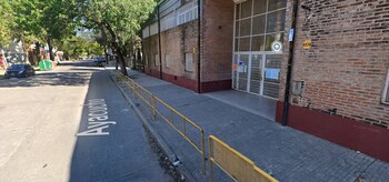 La sábana con aerosol rojo