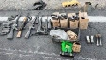 Arsenal abandonado en carretera de