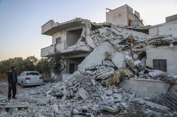 ARCHIVO - Un hombre se encuentra parado frente a una casa destruida por impactos de granadas de artillería en Idlib, Siria. El gobierno sirio busca asistencia de China para las tareas de reconstrucción. Foto: Anas Alkharboutli/dpa