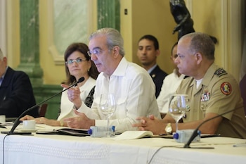 Luis Abinader anunció que se mantiene en sesión permanente para dar seguimiento continuo al sistema frontal que continuará provocando precipitaciones. (Cortesía: Presidencia de la República Dominicana)