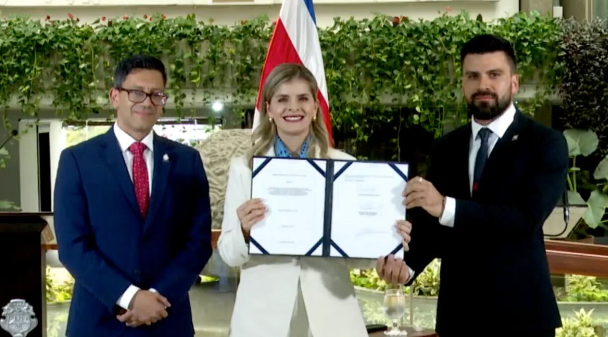 Laura Fernández estrenó sus conferencias semanales con firma del tren eléctrico, presión al Congreso y anuncios económicos