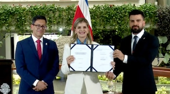 Laura Fernández firmó la ley de financiamiento del tren eléctrico “Tibi” durante su primera conferencia semanal desde Casa Presidencial. Crédito: Presidencia de la República