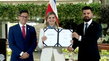 Laura Fernández estrenó sus conferencias semanales con firma del tren eléctrico, presión al Congreso y anuncios económicos