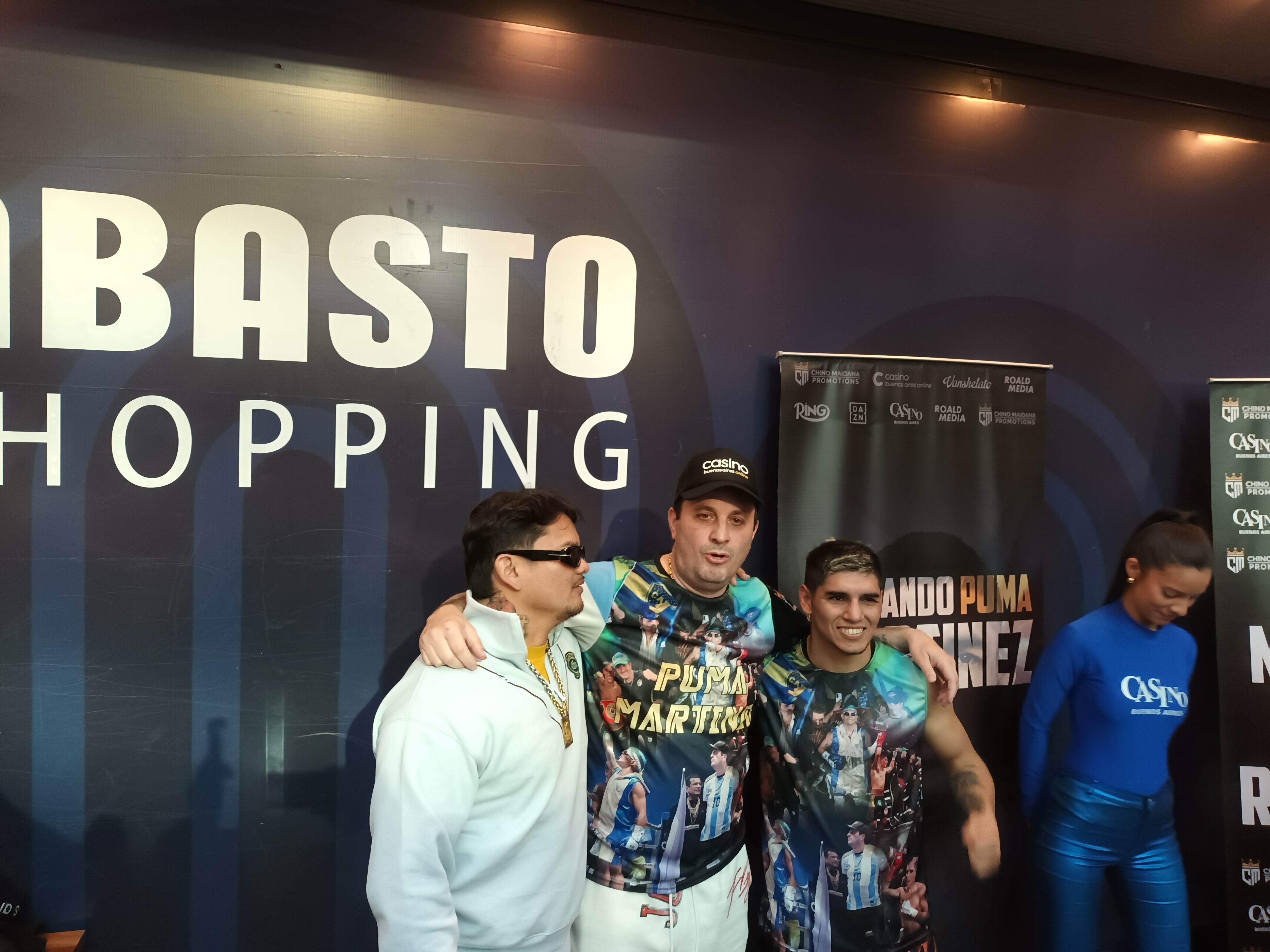 Chino Maidana, Rodrigo Calabrese y Puma Martínez, bromean con las fotos durante la exhibición llevada a cabo en el Abasto Shopping