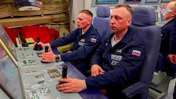Personal de la Armada rusa durante los ejercicios nucleares estratégicos, en los que participaron 73 buques de superficie y 13 submarinos, ocho de ellos armados con misiles balísticos intercontinentales con cabezas nucleares. (Russian Defense Ministry Press Service vía AP)