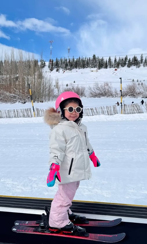 Con un look preparado para las bajas temperaturas, Sarah Burlando puso a prueba sus habilidades en la nieve