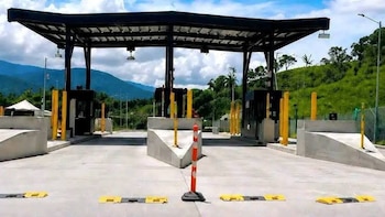 Las autoridades recomendaron a los usuarios evitar el sector del peaje mientras concluyen las inspecciones técnicas de seguridad - crédito Invías