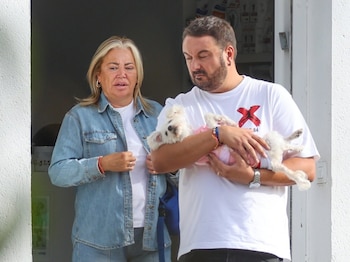 08/10/2026 Belén Esteban y Miguel Marcos, unidos ante el delicado momento de salud de su perrita Noah.
Belén Esteban y Miguel Marcos han vivido unos días de mucha preocupación por el delicado estado de salud de su perrita Noah. La mascota, que se ha convertido en un miembro más de la familia, tuvo que permanecer varios días ingresada en el hospital veterinario de confianza de la colaboradora.
EUROPA ESPAÑA SOCIEDAD