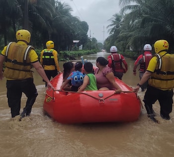 La Cruz Roja Costarricense y el Cuerpo de Bomberos mantienen operativos de rescate y evacuación en las zonas afectadas por las lluvias./ (Cruz Roja Costarricense)