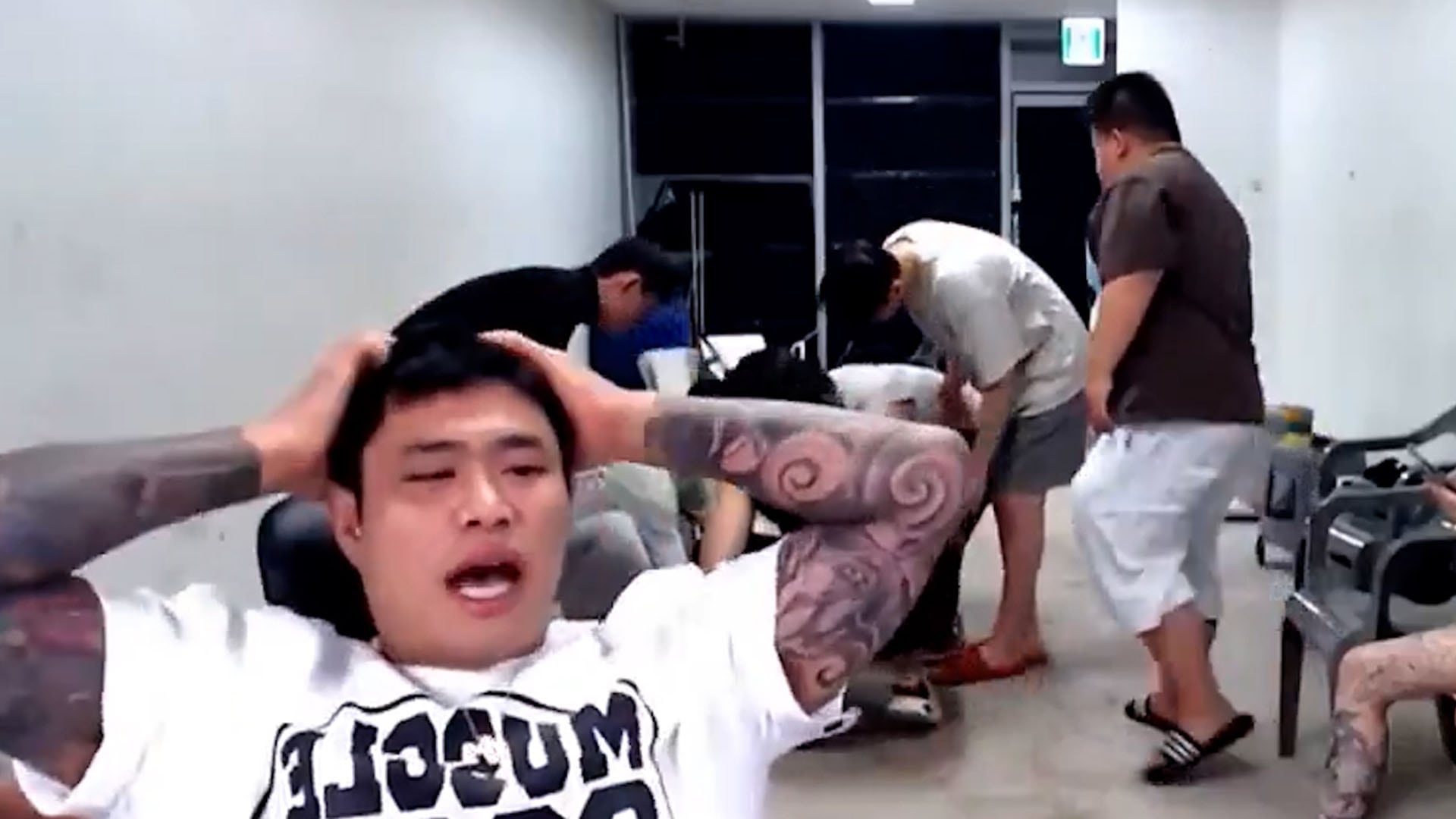 El luchador de artes marciales mixtas reaccionó ante la cámara mientras el grupo de personas auxiliaba al hombre agredido