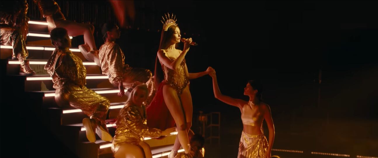 El tráiler de Mother Mary anticipa un thriller psicológico pop protagonizado por Anne Hathaway y Michaela Coel, con estreno en 2026 - (Captura de video)