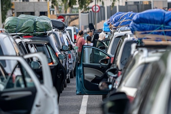 Una fila de coches esperando al paso fronterizo con Melilla. (EFE/ Jose Manuel Giner)