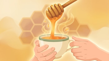 Dos manos sostienen una taza humeante mientras un cucharón de madera vierte miel sobre un fondo de panales de abeja.