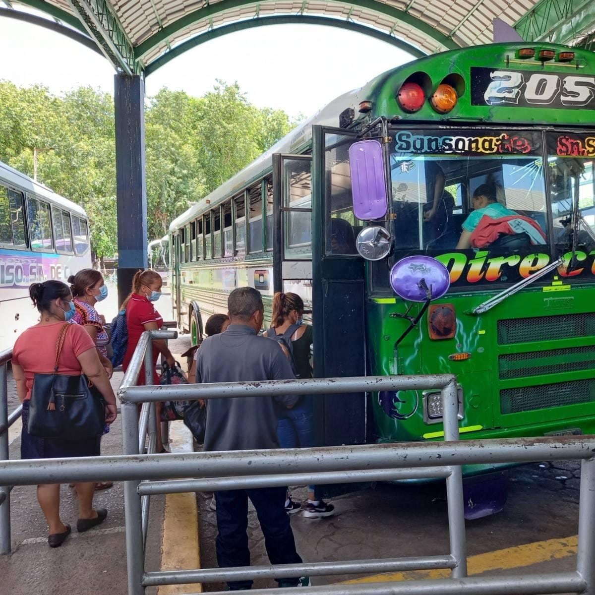 La caída en el número de pasajeros y la competencia informal afectan la rentabilidad y la frecuencia de servicios del transporte público salvadoreño./(Facebook Ruta 205)