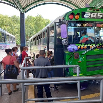 La caída en el número de pasajeros y la competencia informal afectan la rentabilidad y la frecuencia de servicios del transporte público salvadoreño./(Facebook Ruta 205)