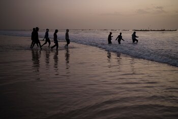 Un grupo de pescadores jóvenes