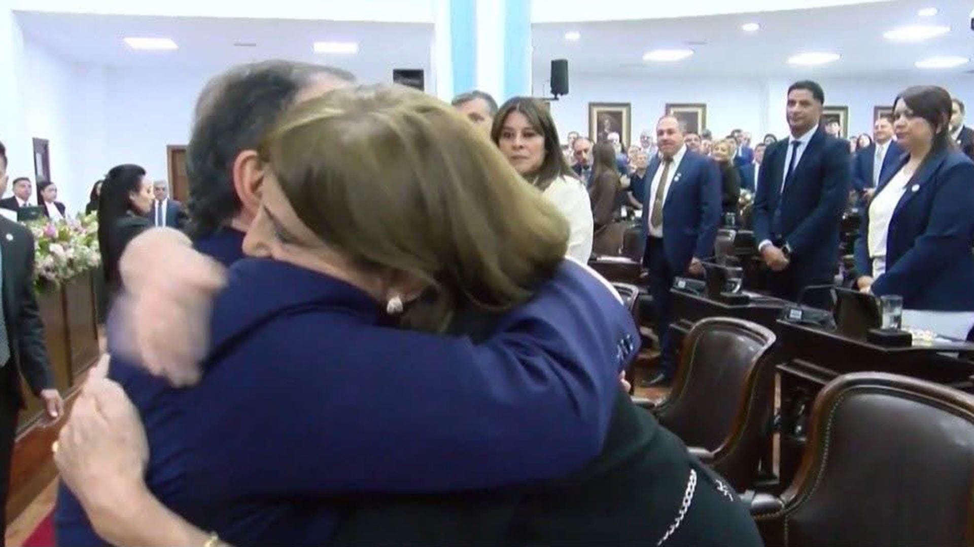 El gobernador de La Rioja, el kirchnerista Ricardo Quintela, se abraza con su ex funcionaria y hoy libertaria Claudia López, cuando asumió una banca en la Legislatura local