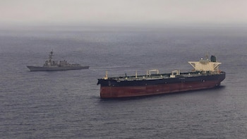 El secretario de Energía de EEUU dice que este lunes cruzaron 17 millones de barriles de petróleo por Ormuz