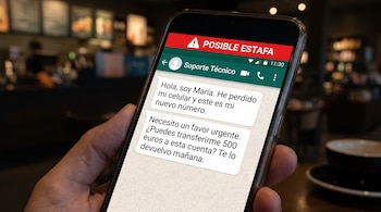 Mano sosteniendo un teléfono móvil; pantalla muestra mensaje de WhatsApp con alerta 'POSIBLE ESTAFA' y solicitud de 500 euros.