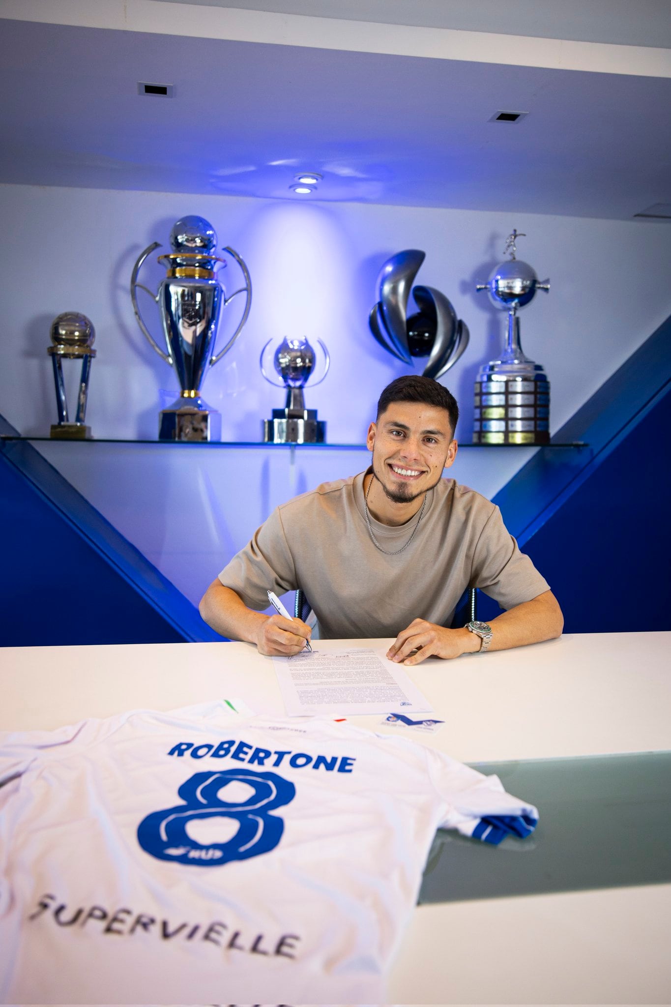 Lucas Robertone firmó su contrato con Vélez. Llega proveniente de Almería de España (@Velez)