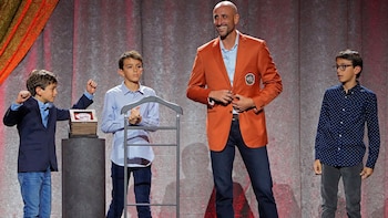 Ginóbili junto a sus hijos