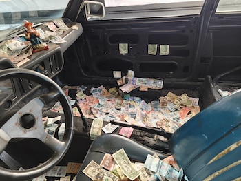 Turistas dejan billetes de su