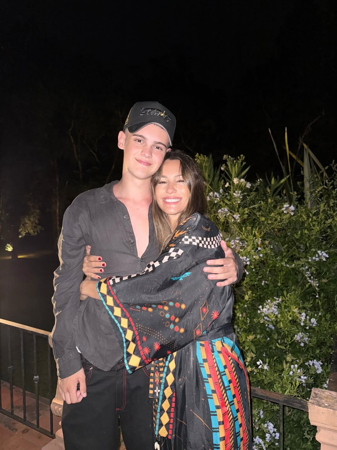 El tierno abrazo de Pampita con su hijo Bautista