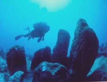 Un círculo de megalitos rodea un manantial, considerado uno de los rituales más antiguos bajo el mar (Harvard)