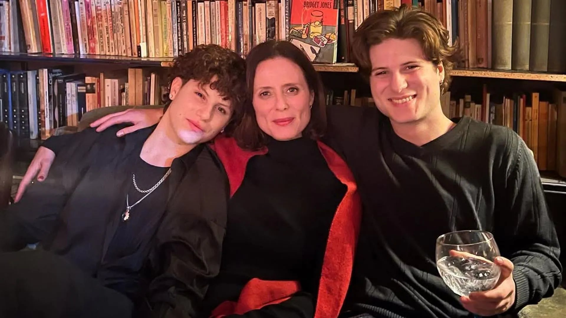 Aitana Sánchez-Gijón junto a sus hijos Bruna y Teo Lucadamo (Instagram)