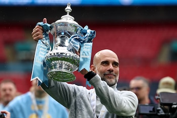 El jugador del Manchester City Pep Guardiola celebra la consecución de la FA Cup este pasado sábado en Wembley, Londres, Reino Unido. EFE/EPA/NEIL HALL