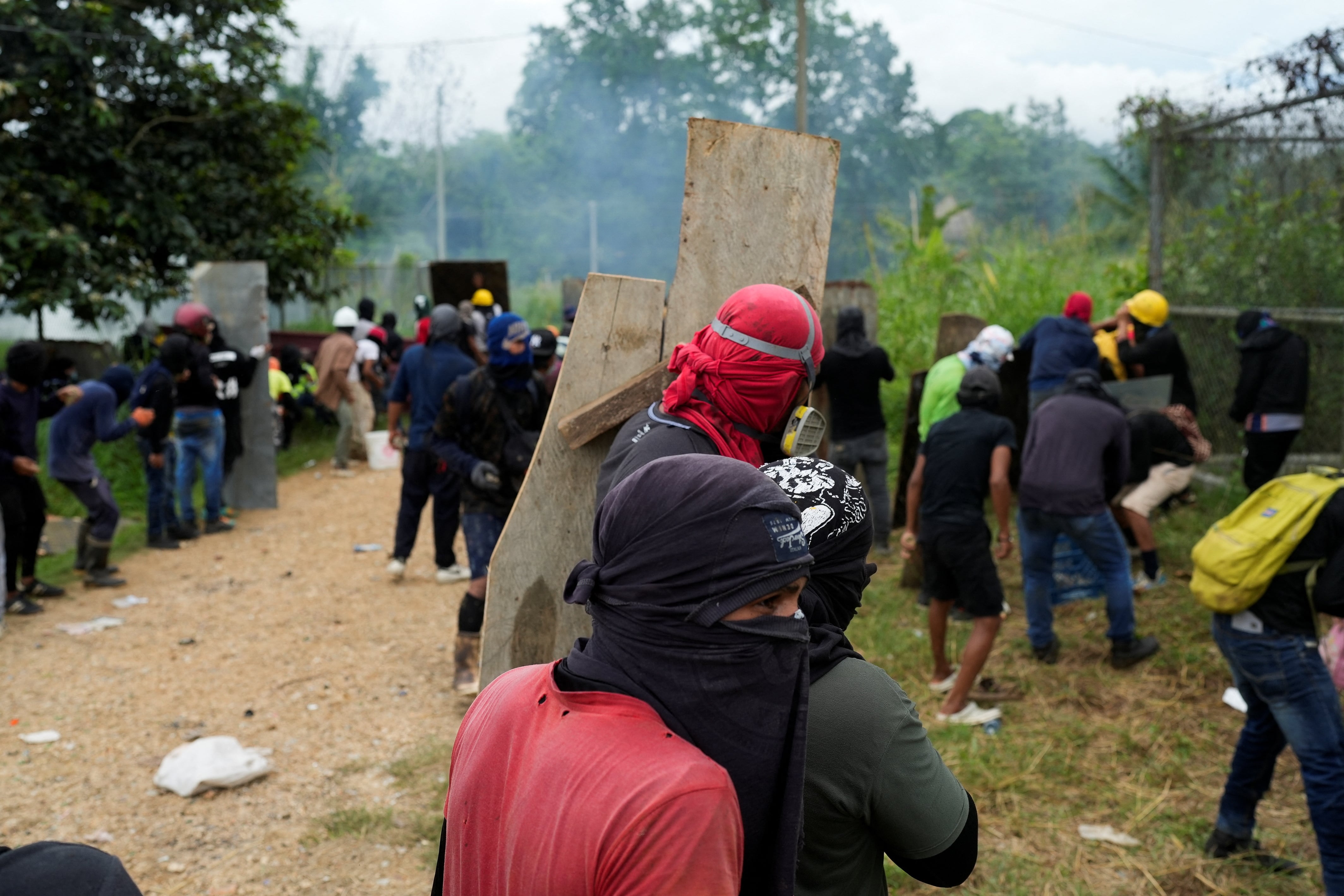 El proyecto de ley plantea penas de dos a cuatro años por ocultar el rostro en protestas con fines violentos y hasta seis años si se facilitan otros delitos. REUTERS/Enea Lebrun