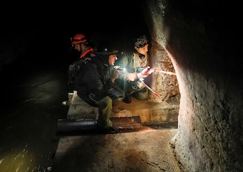 Los excavadores Andriy Ryshtun y