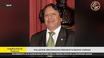 Retrato de Dennis Vargas Marín con traje oscuro y corbata verde sobre un fondo con un busto de bronce y cintillos informativos de televisión