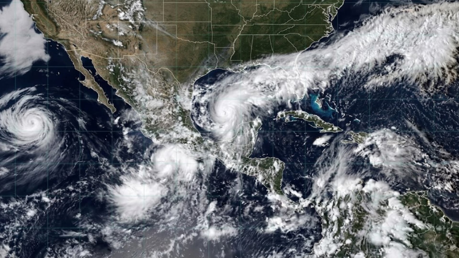 El huracán Isaías se desplaza cerca de la península de Yucatán y provoca la suspensión de clases en el estado. (Conagua clima)