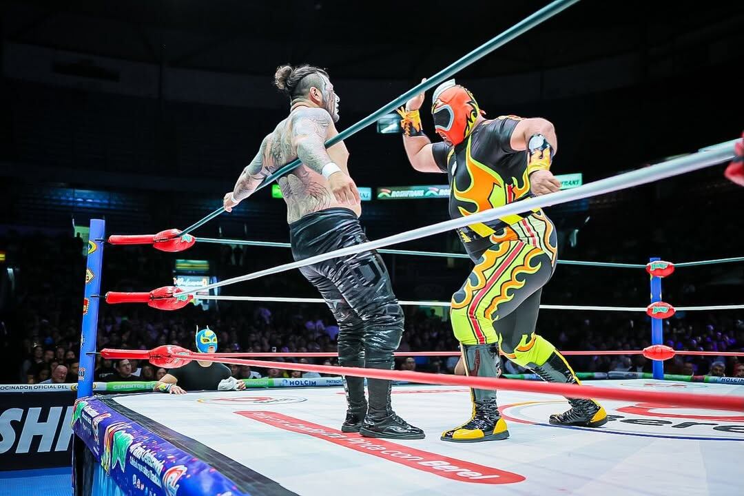 Akuma defendió con éxito el Campeonato Nacional de Peso Completo frente a Volcano, quien dominó gran parte del encuentro, pero sufrió una aparatosa caída. (Instagram @CMLL_MX)