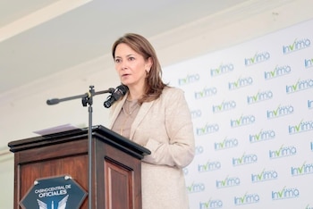 La ministra de Salud, Ana María Vesga, pidió convertir los reportes de farmacovigilancia en decisiones orientadas a prevenir daños. - crédito @MinSaludCol/X