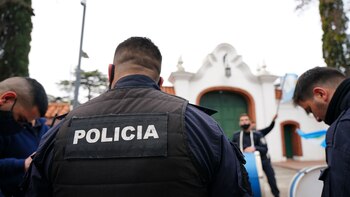 protestas-de-policias-frente-a-la-quinta-de-olivos