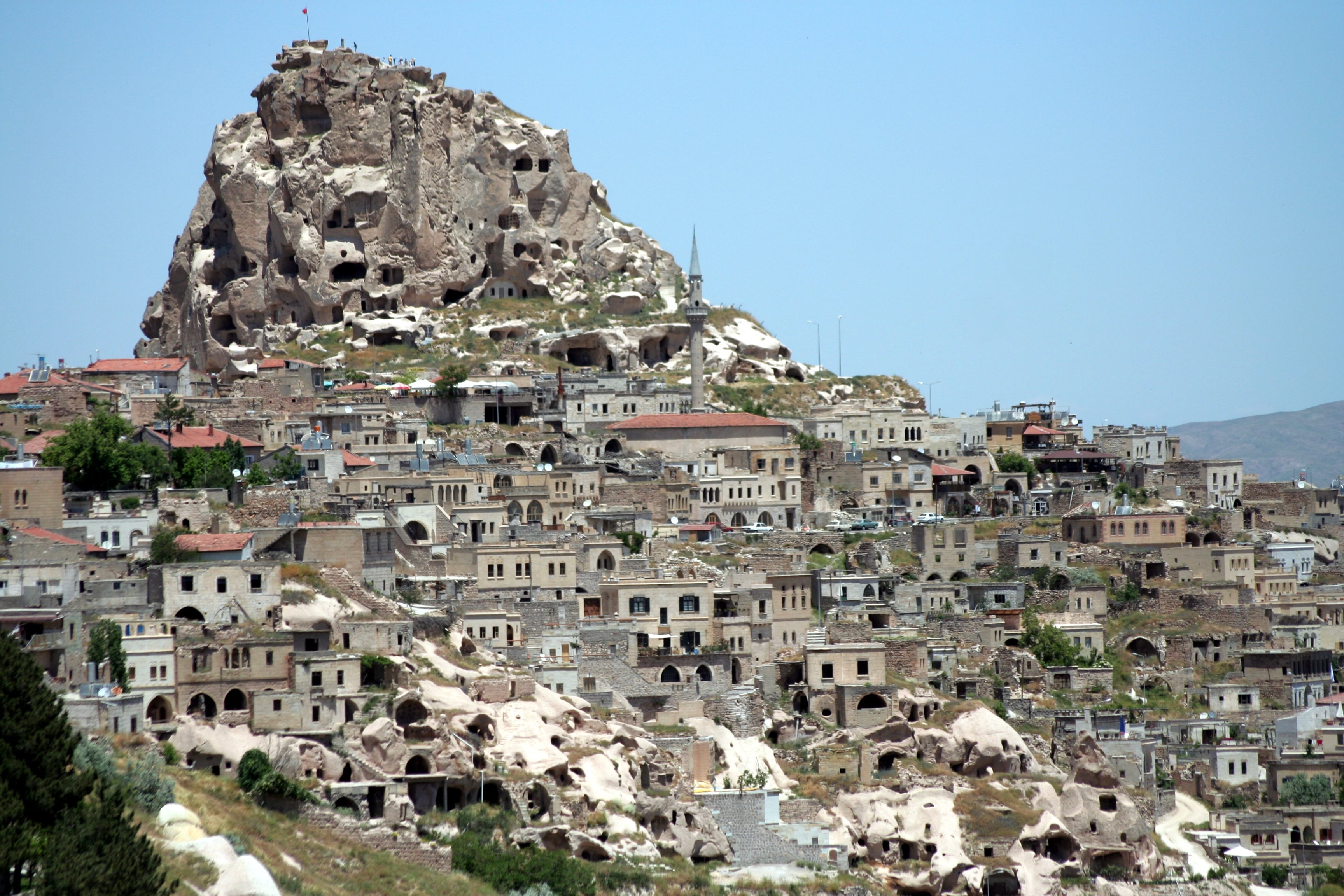 El castillo de Uçhisar, excavado en toba volcánica, domina Capadocia con una red de túneles y galerías que sirvieron de refugio y defensa (Wikipedia - Ludovic Courtès)