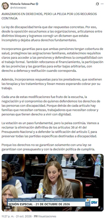 Captura de una publicación en la red social X con texto explicativo y una captura de video de una mujer sentada en una banca parlamentaria