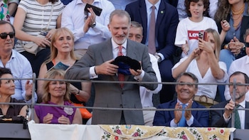 El rey Felipe repite la tradición que le acerca a su padre, Juan Carlos I: preside la Corrida de la Prensa en Las Ventas y se encuentra con la infanta Elena