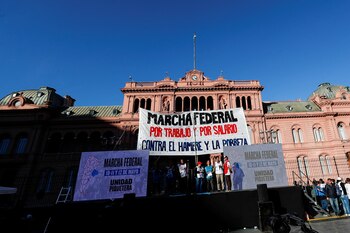 El Gobierno aprobó una partida por $282.000 millones para la Anses que incluye el pago de una prestación monetaria no contributiva para trabajadores informales en los meses de octubre y noviembre del corriente año (Reuters)