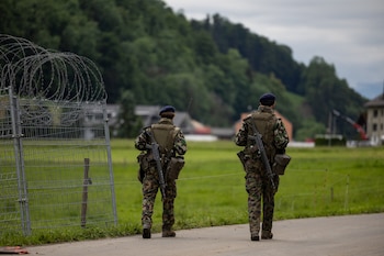 Personal de seguridad en el complejo alpino de Burgenstock, en Suiza (REUTERS/Pierre Albouy/Archivo)