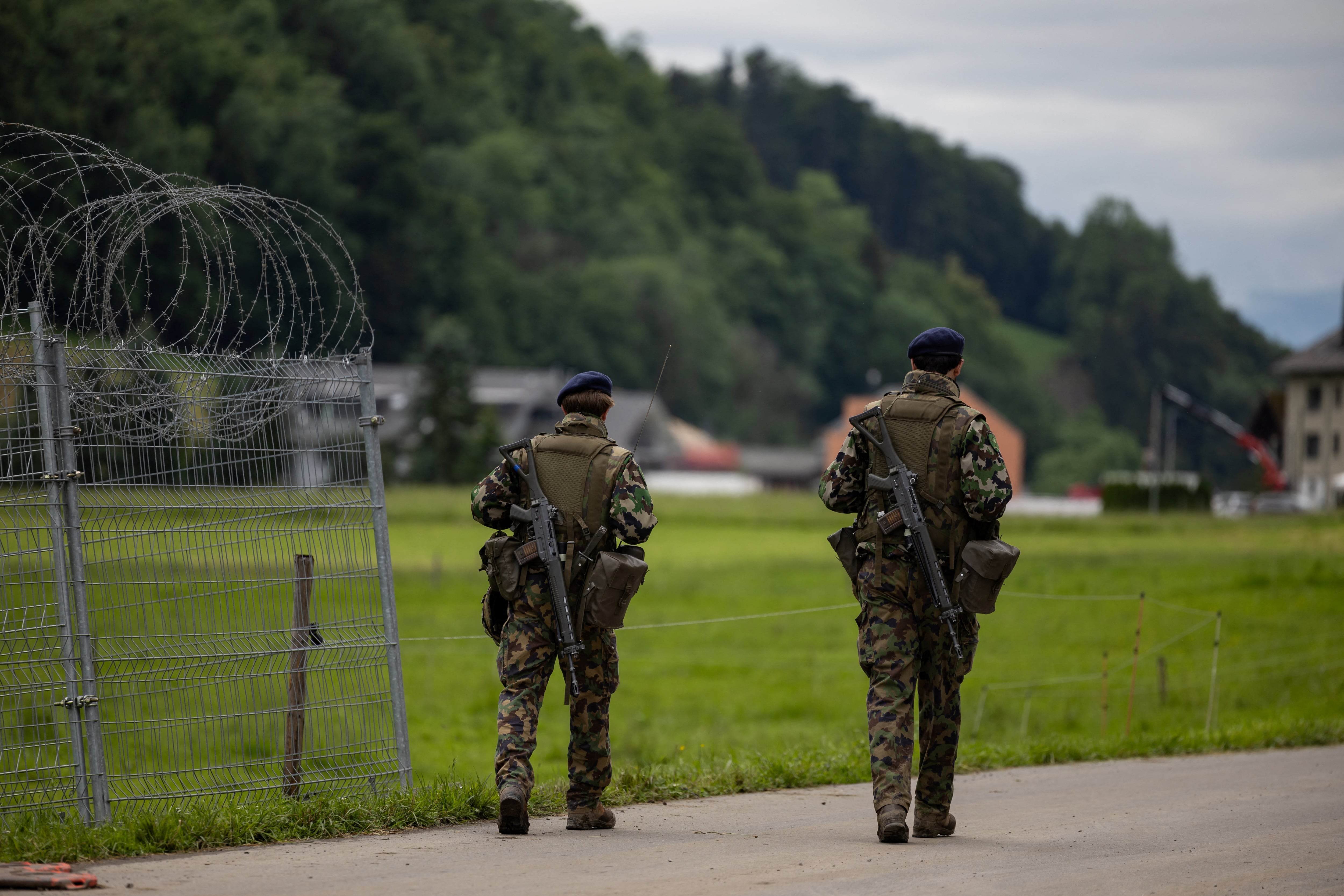 Personal de seguridad en el complejo alpino de Burgenstock, en Suiza (REUTERS/Pierre Albouy/Archivo)