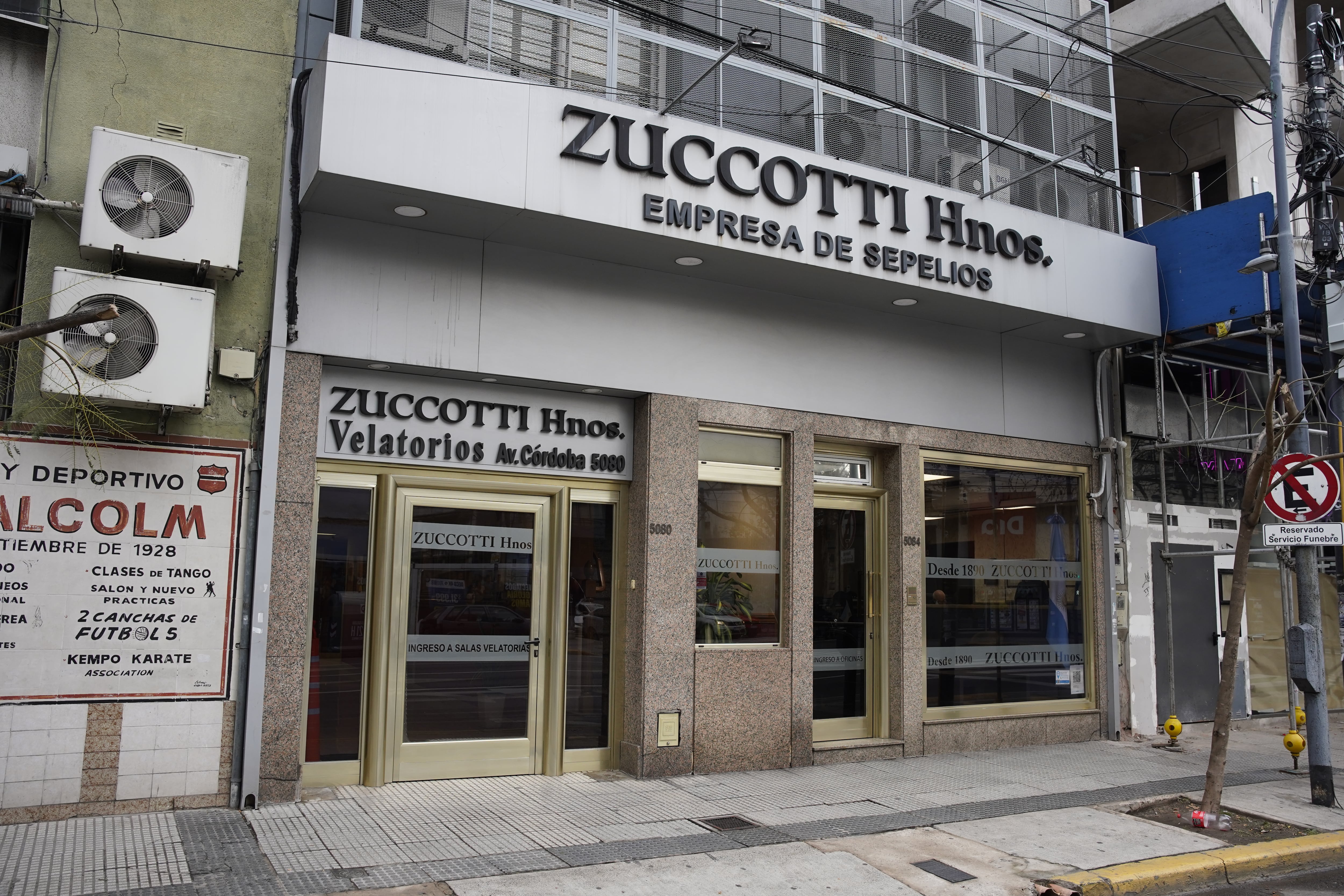 La fachada de la empresa de sepelios Zuccotti Hnos. en Avenida Córdoba 5080 recibe a quienes participan del último adiós a Ernestina Pais (RSFotos)