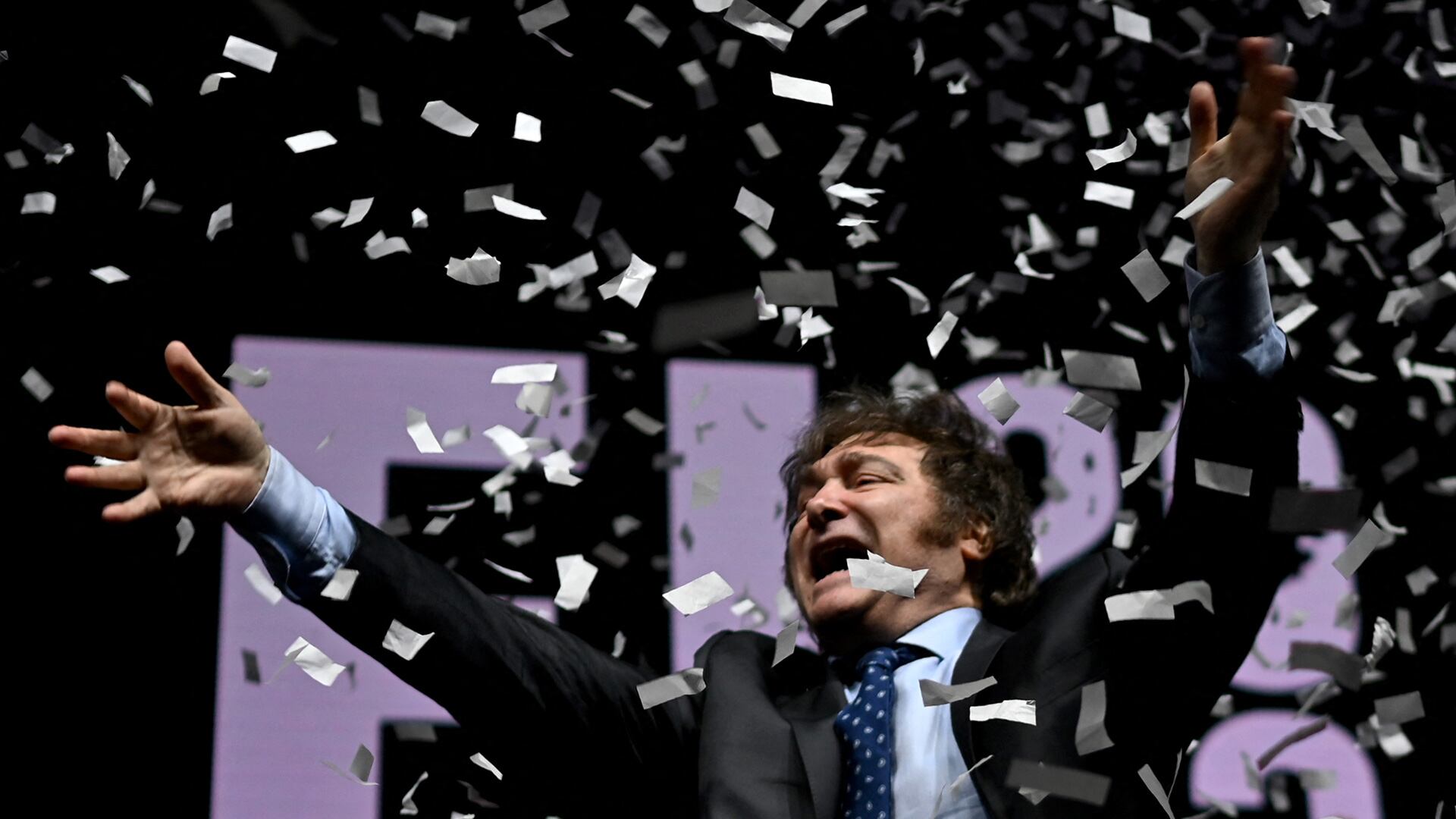 Milei presentará su libro y cantará en el Movistar Arena. (Photo by Luis ROBAYO / AFP)