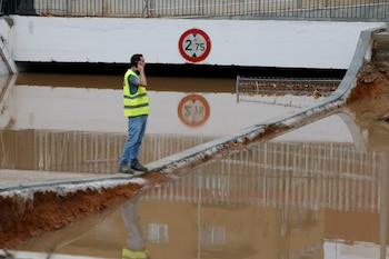 Paso inferior inundado en Aldaia, Valencia, este jueves. (EFE/Ana Escobar)