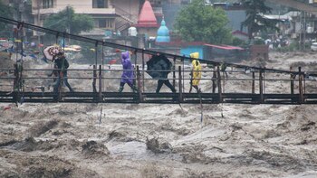 La gente camina a través