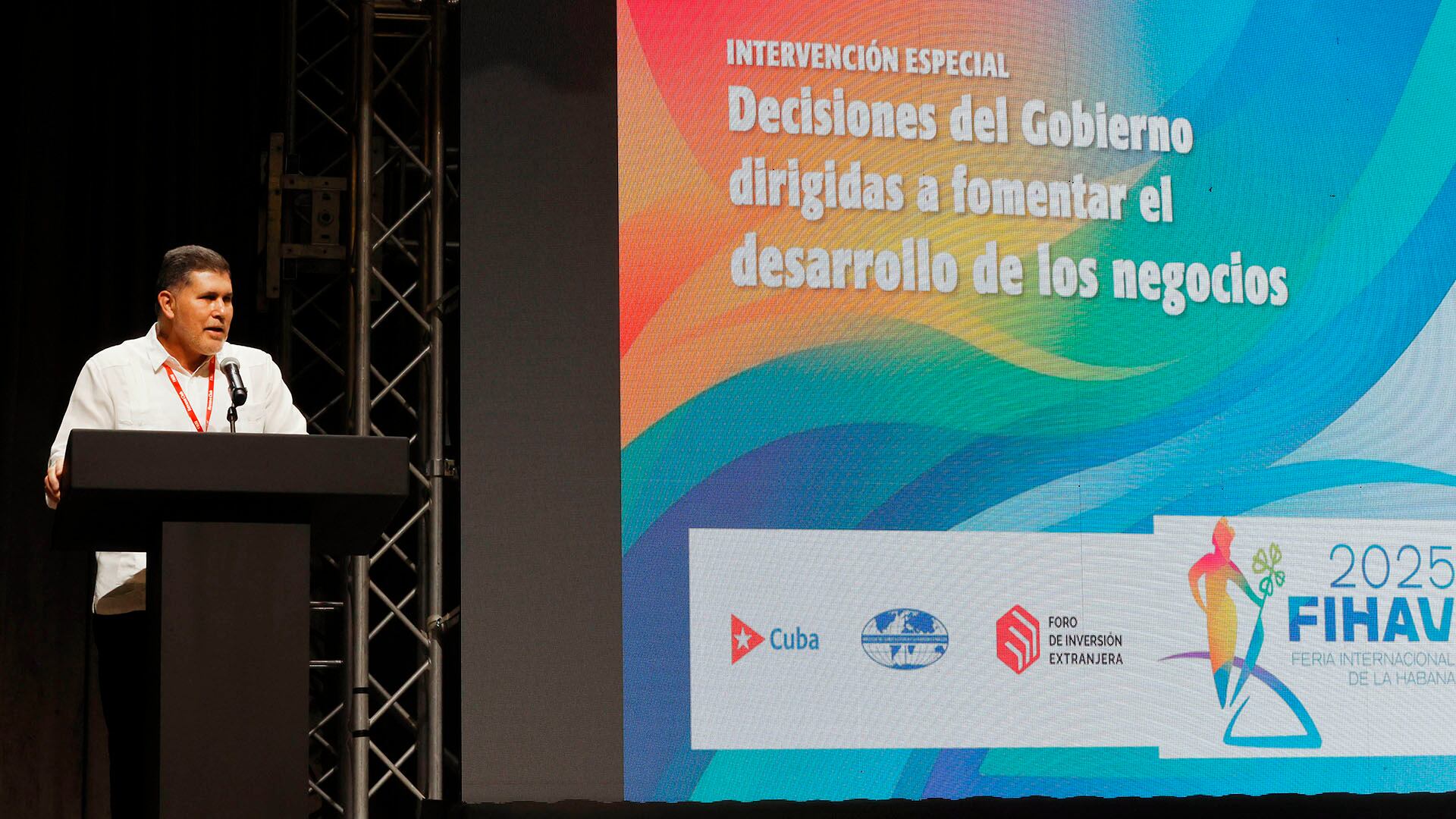 El viceprimer ministro y ministro de Comercio Exterior e Inversión Extranjera, Oscar Pérez-Oliva Fraga, habla en la Feria Internacional de La Habana este martes (EFE/Ernesto Mastrascusa)