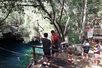 Turistas disfrutan de actividades acuáticas