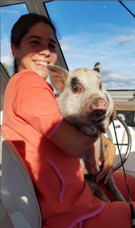Leila y Chochi, su chancho, a bordo del consultorio flotante